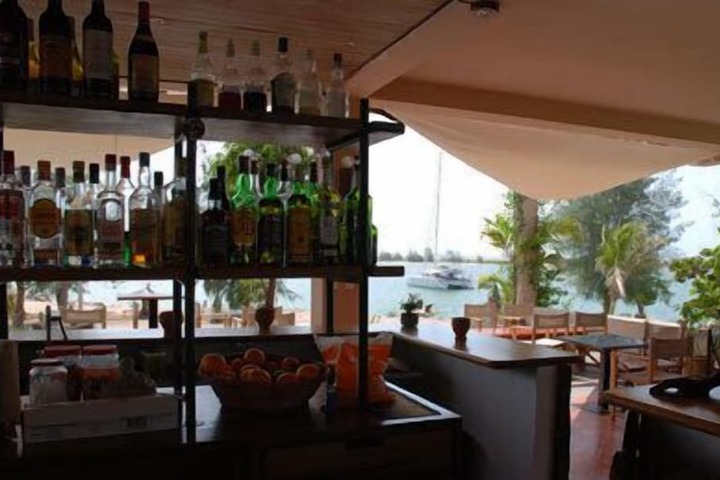 Lounge 17 of 25