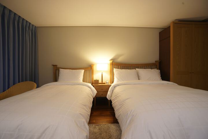 Room 13 of 35