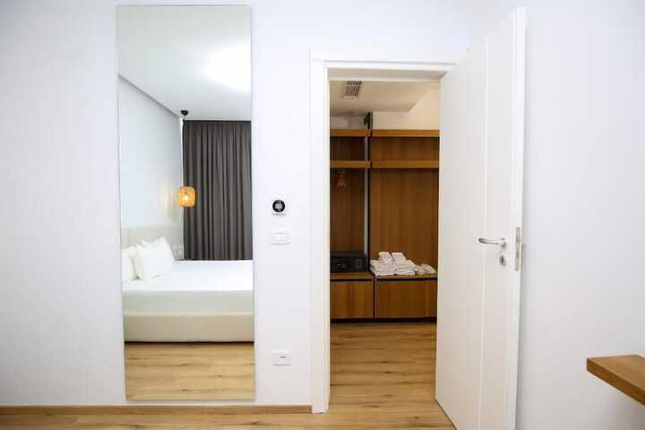 Room 11 of 118