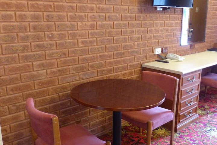 Room 2 of 83