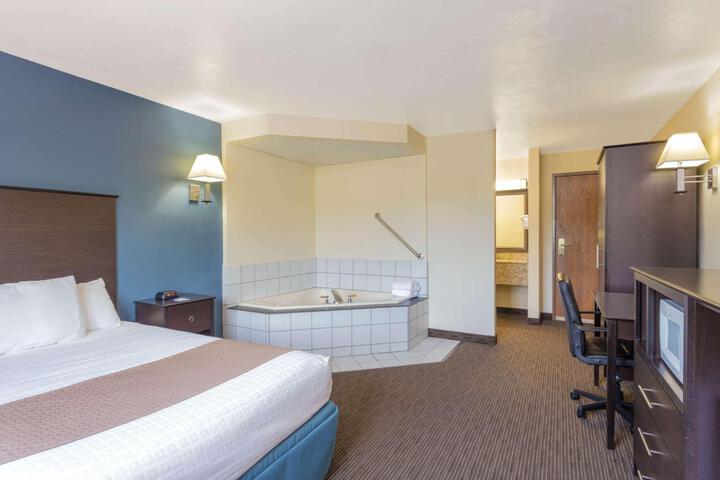 2 Queen Beds (3 of 10)
