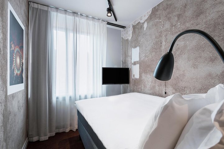 Room 42 of 84