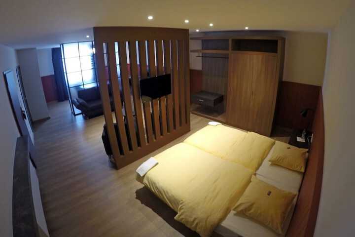 Room 16 of 47