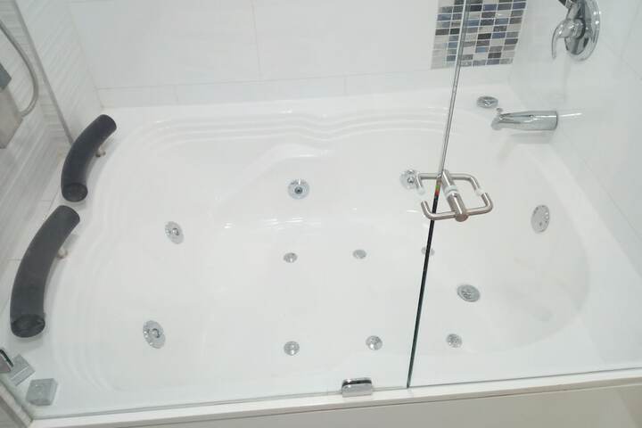Hot Tub 26 of 28