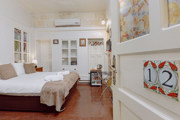Room 27 of 182