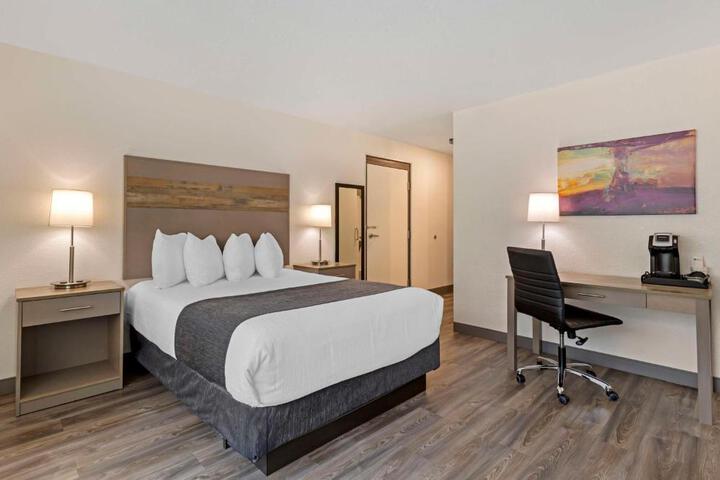 2 Queen Beds Pillow Microfridge Full Breakfast (1 of 17)