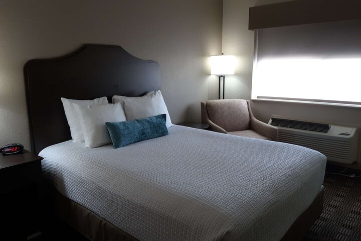 1 King Bed Mobility Accessible Communication Assistance Roll in Shower Full Breakfast (8 of 13)