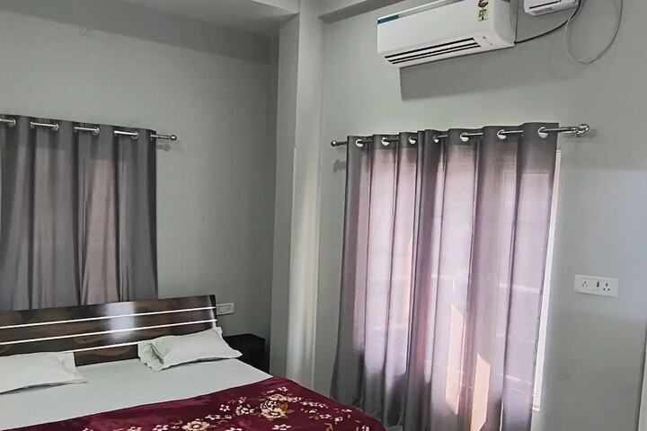 Room 9 of 16