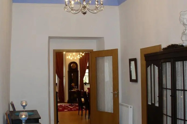 Room 10 of 18