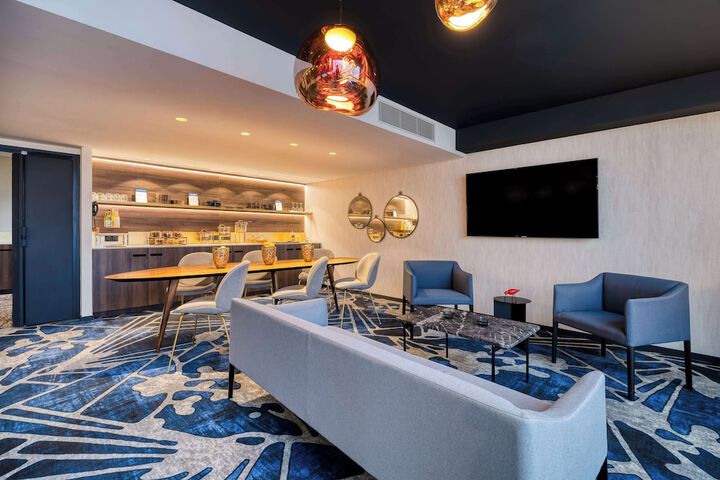 Lounge 142 of 153