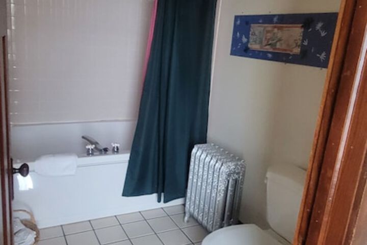 Room 4 of 16