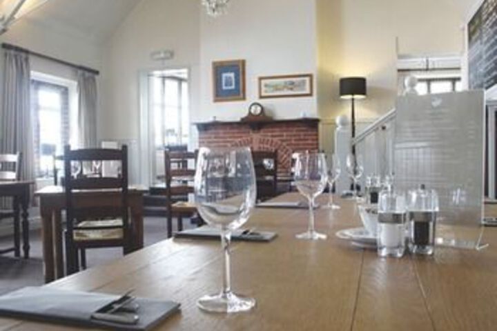 Dining 9 of 11