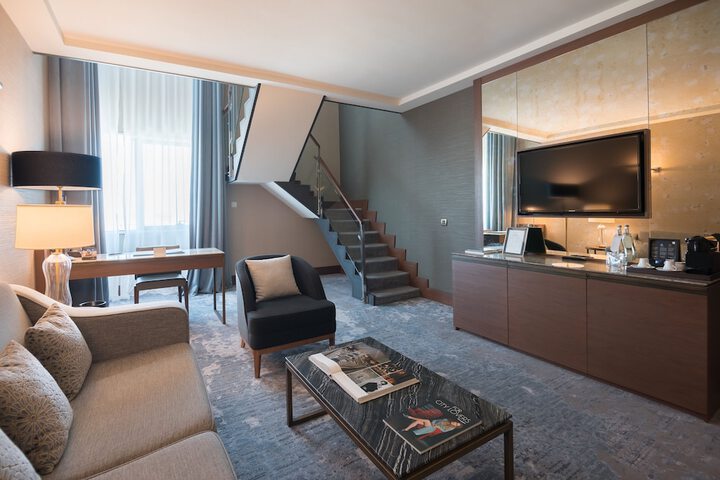 Room 32 of 211
