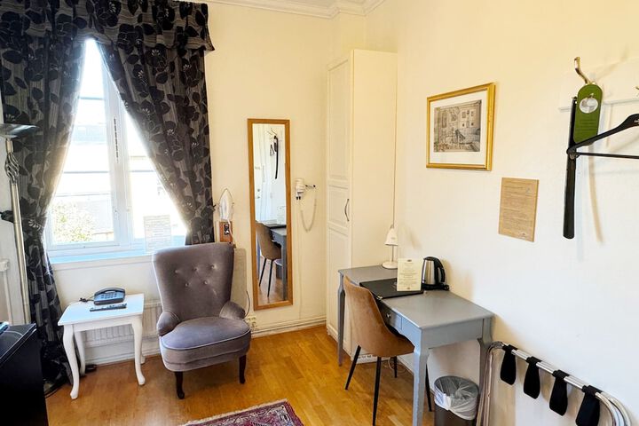 Room 47 of 212