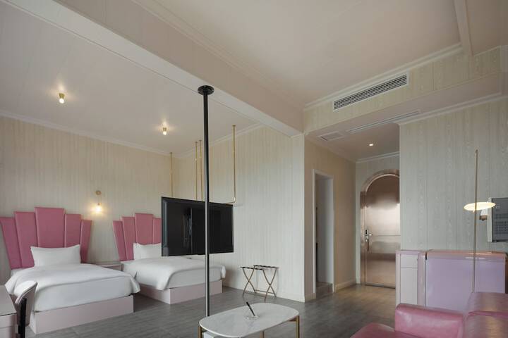 Room 20 of 143