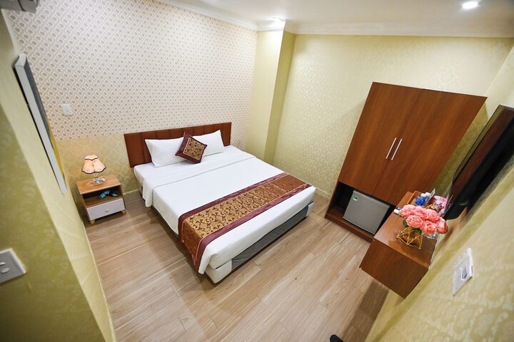 Room 10 of 16