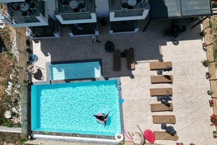 Pool 77 of 96