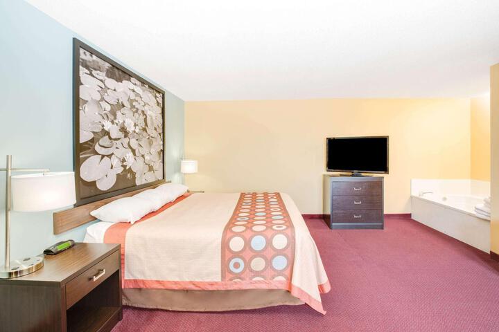 1 Queen Bed (12 of 19)