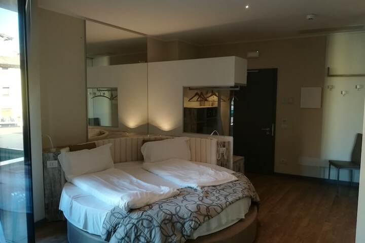 Room 4 of 81