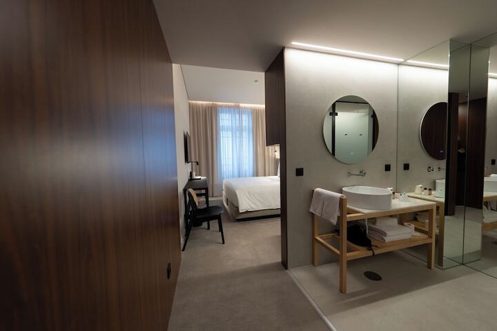 Room 6 of 86