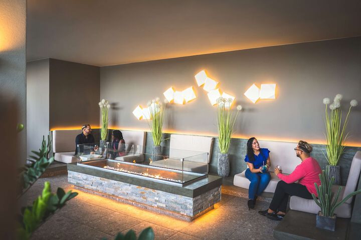 Lounge 47 of 56
