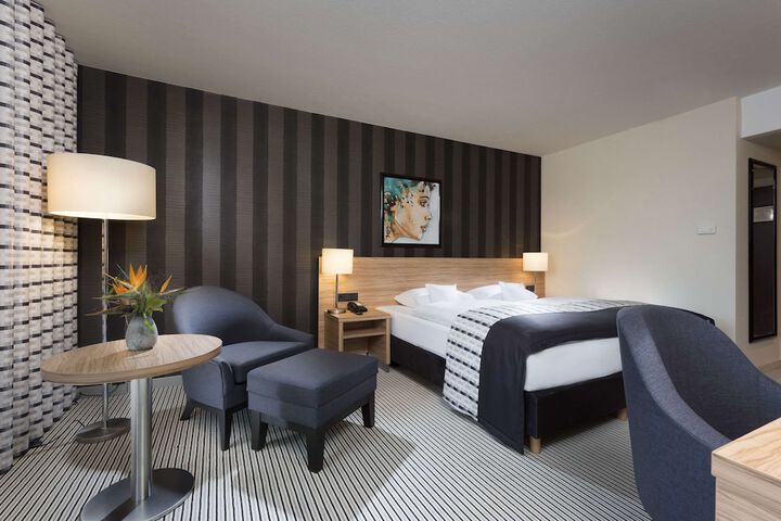 Room 13 of 48