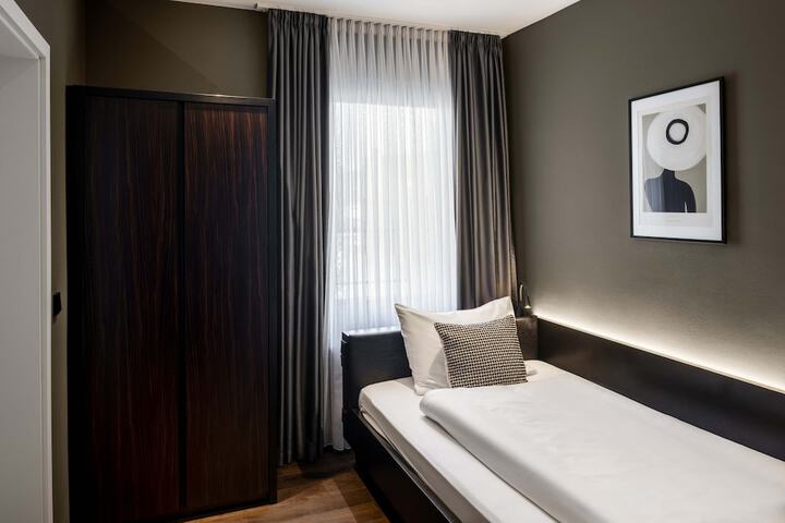 Room 16 of 42