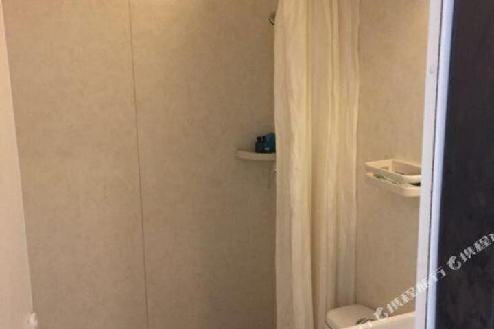 Ripple Hotel (Shanghai Hongqiao Railway Station National Exhibition Center Jinghua Road)