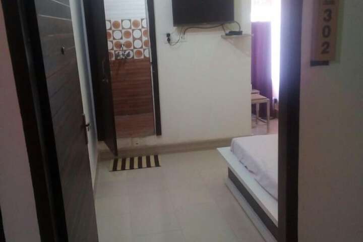 Room 11 of 32