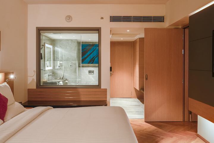Room 18 of 104