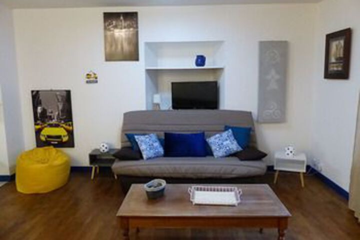 Lounge 15 of 24