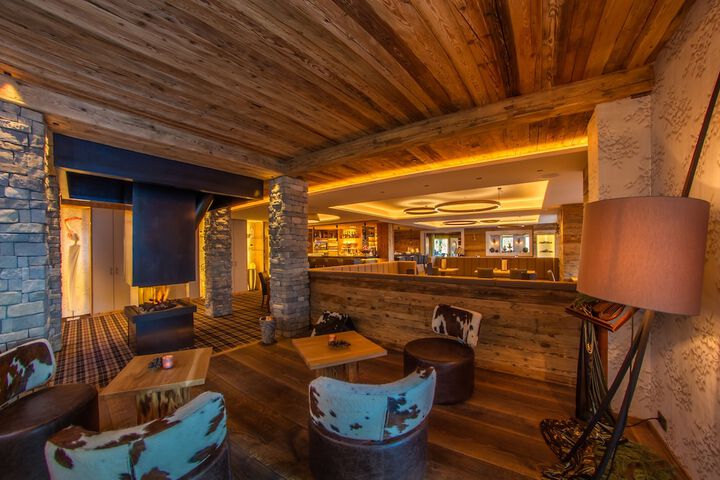 Lounge 51 of 63