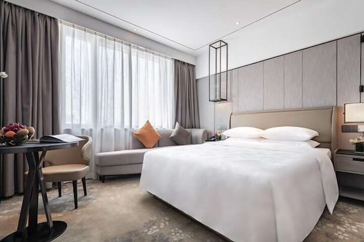 Room 10 of 82
