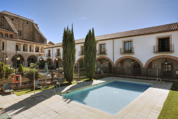 Pools & Facilities