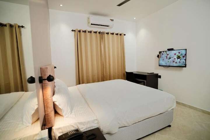 Room 5 of 16