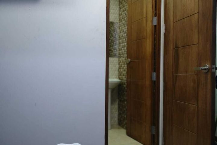Room 6 of 14
