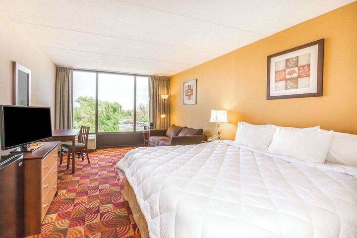 1 King Bed (4 of 15)