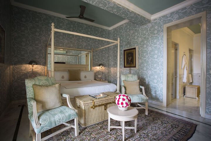 Room 10 of 373