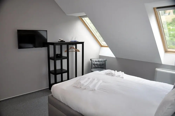 Room 4 of 10