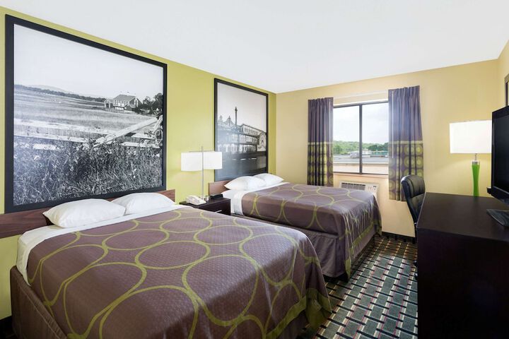 1 Queen Bed (3 of 7)