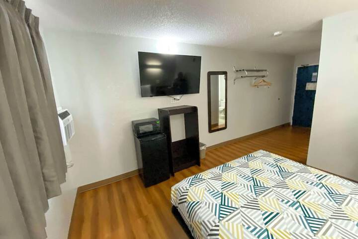 1 Queen Bed (12 of 14)