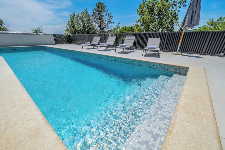 Pool 19 of 34