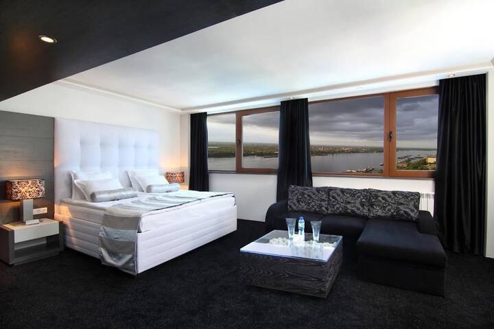 Room 8 of 33
