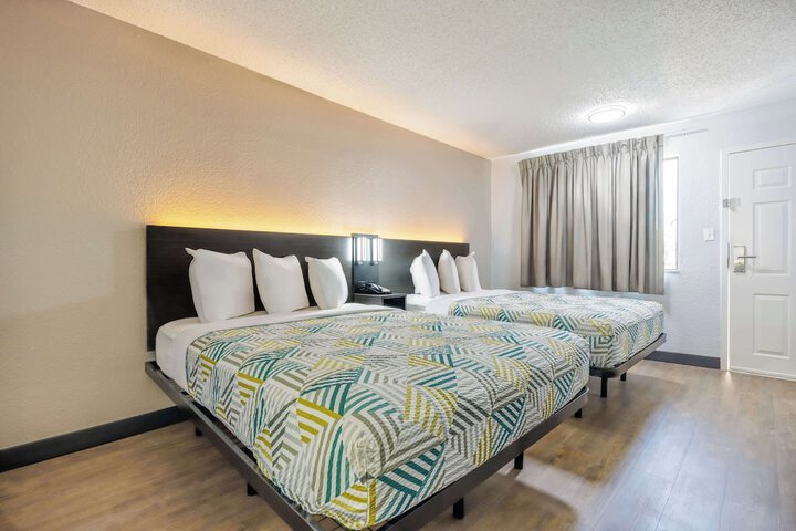 1 Queen Bed (3 of 7)