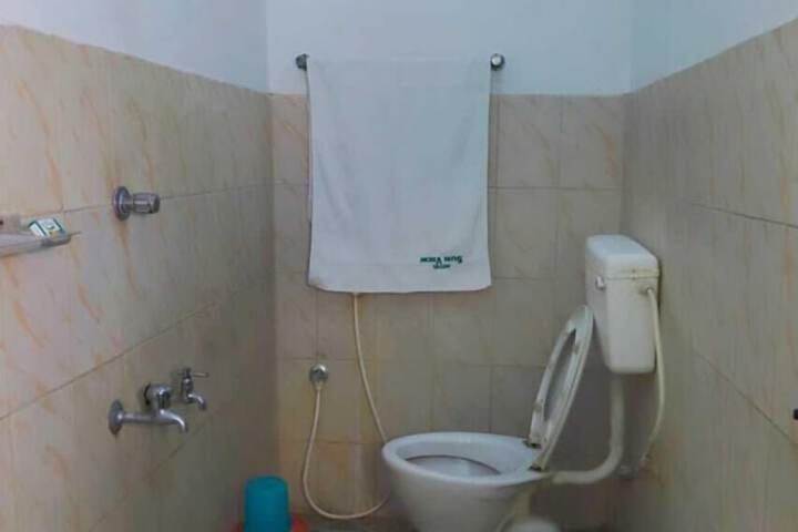 Room 4 of 9