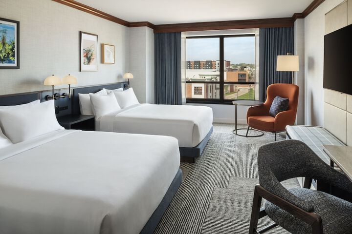 2 Queen Beds Accessible (9 of 10)