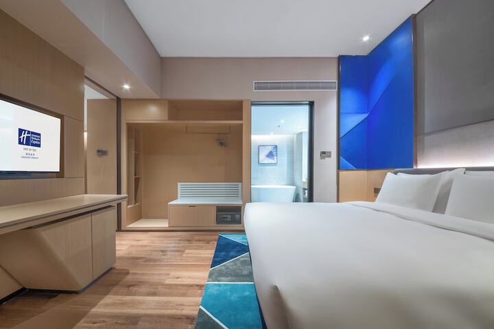 Room 30 of 102