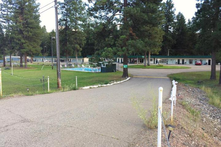 Exterior of Evergreen Motel
