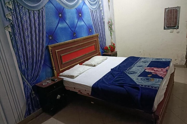 Room 9 of 12