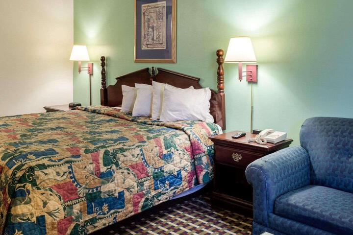 1 King Bed (5 of 7)